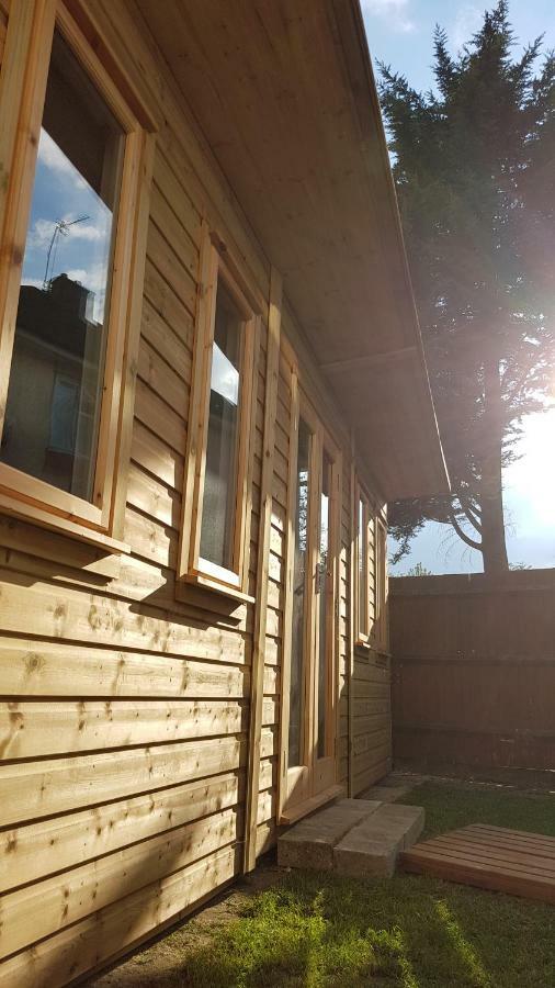 Urban Log Cabin Near Zone 2 Tube London Ngoại thất bức ảnh